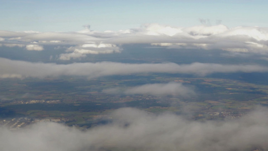 从飞机上看云层和土地风景视频