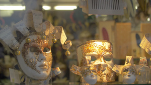 商店橱窗里展示着威尼斯狂欢节的手工面具6秒视频