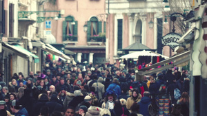 威尼斯古街上行走的人群23秒视频