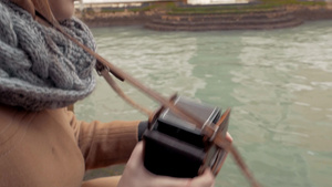 妇女站在威尼斯的运河旁用复古相机拍摄古老建筑41秒视频