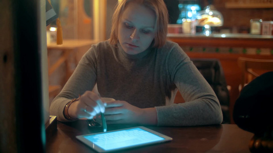 咖啡馆里的女人在使用笔记本电脑[笔电]视频