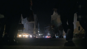 在晚上走在威尼斯街道的行人腿部特写41秒视频
