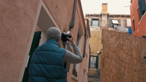 游走在威尼斯街头拍照的女人24秒视频