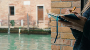 一位妇女站在威尼斯运河边画图50秒视频