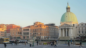 威尼斯城市建筑风景和来来往往的行人7秒视频