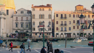 人们沿着威尼斯运河行走19秒视频