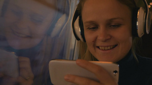 女孩坐在火车上听音乐玩手机36秒视频