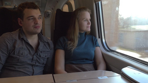 乘坐火车时男人和女人欣赏窗风景13秒视频