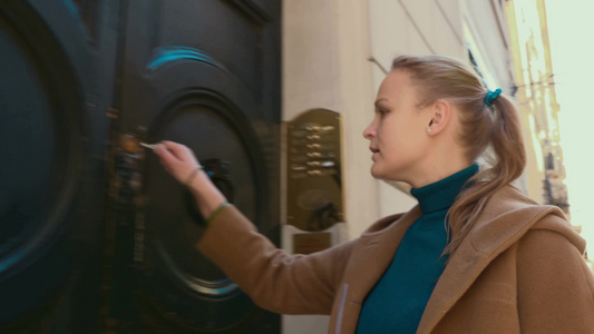 一个年轻的女人用钥匙打开复古风格的门视频
