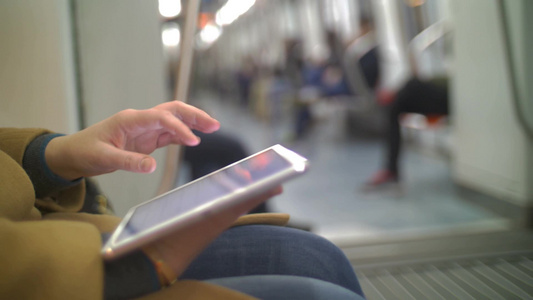 妇女在地铁上使用平板电脑上打字视频