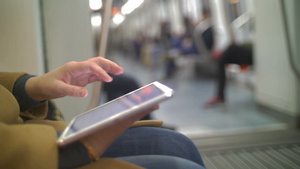 妇女在地铁上使用平板电脑上打字18秒视频