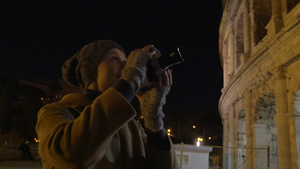 女性游客在夜间拍摄罗马斗兽场19秒视频