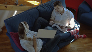 年轻的夫妇在家沙发上使用触控板一起在网上打游戏12秒视频