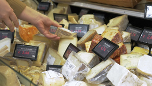 女人在店里看不同类型的奶酪选择购买43秒视频