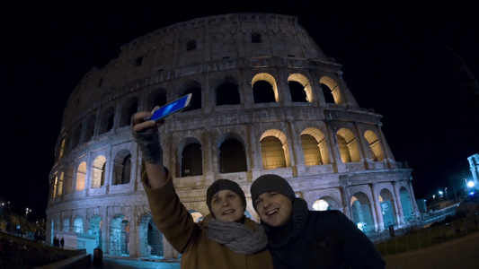 一对旅游的夫妇夜晚在古罗马斗兽场外自拍视频