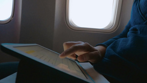 飞机上的女人用平板电脑打字28秒视频
