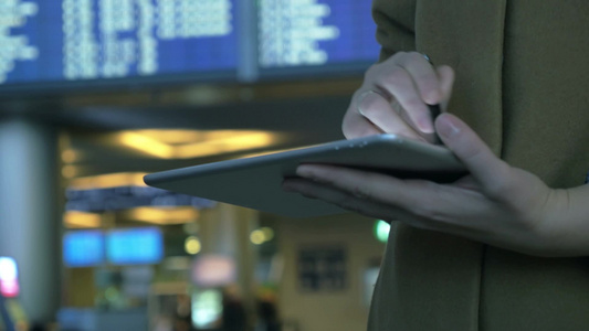 女人在机场使用平板电脑处理工作事务视频