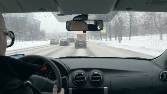 汽车行驶在积雪融化的道路上视频