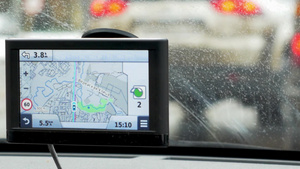 安装全球定位系统装置的汽车行驶在路上57秒视频