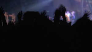 摇滚歌手在舞台上表演台下的观众跟着节奏在挥手21秒视频