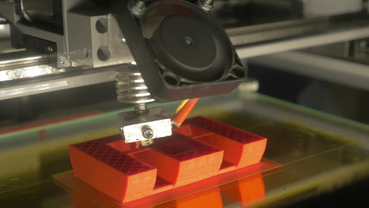 工作中3D打印机通过铺设连续层的材料来制作三维e字母视频