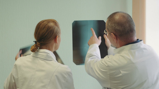 两位医生讨论膝盖x射线图像视频