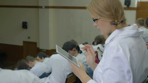 在大学会议上使用平板电脑的女医学生21秒视频