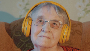 一位戴眼镜的妇女在听音乐29秒视频