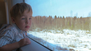 小男孩望着火车窗外风景9秒视频