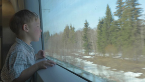 小男孩站在火车的窗户边看窗外风景12秒视频