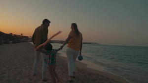 一个家庭在海滩上散步的深夜17秒视频