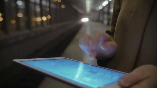 地铁列车一只女性的手拿着平板电脑在输入信息视频