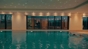 酒店室内游泳馆游泳33秒视频