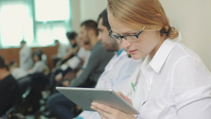 年轻女性医生或学生在医疗会议使用平板电脑做笔记20秒视频