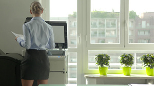 办公室忙碌工作的的女职员复印文件15秒视频