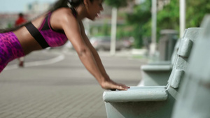 清晨年轻的非裔美国妇女在户外进行锻炼14秒视频