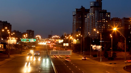 夜晚的城市道路交通延时拍摄视频