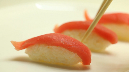 用筷子吃日本寿司视频