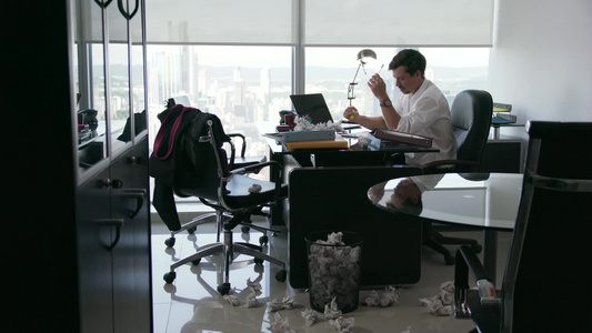 现代办公室公司男职员书写设计策划[主营业务]视频