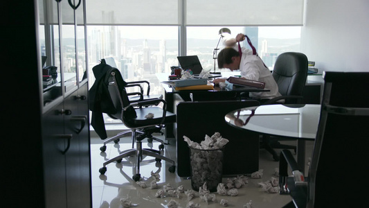 办公室的公司经理他抱着领带把头撞到桌子上非常焦虑工作中的事务[主营业务]视频