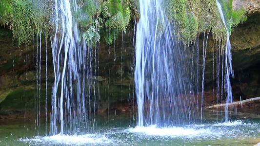 瀑布湍急奔流滴落湖泊绿植视频