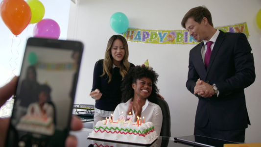 职场女性与同事在办公室庆祝生日 视频