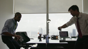 商人们在现代办公室里打乒乓球11秒视频