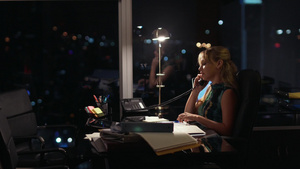 美丽的金发商务女性晚上在办公室加班17秒视频