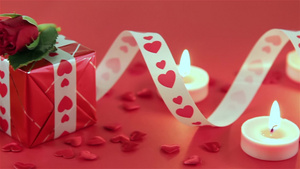 情人节准备的巧克力蛋糕玫瑰和礼物盒25秒视频