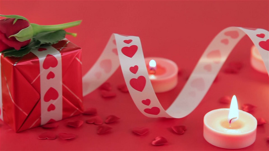 情人节准备的巧克力蛋糕玫瑰和礼物视频