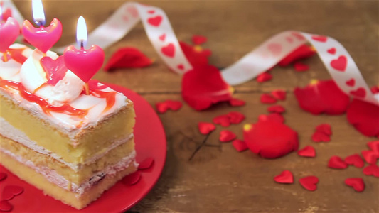 情人节木制桌子上装饰着蜡烛和玫瑰的蛋糕视频