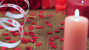 红色玫瑰和蜡烛在木制地板上25秒视频