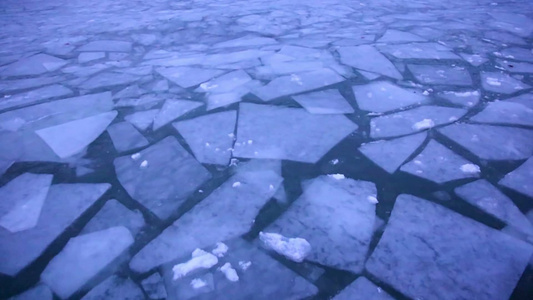 湖面上破碎的冰块视频
