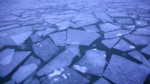 湖面上破碎的冰块24秒视频